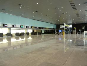 Mostradors de facturació a l'interior de l'ampliació de la terminal C de l'aeroport del Prat (Juny de 2008)